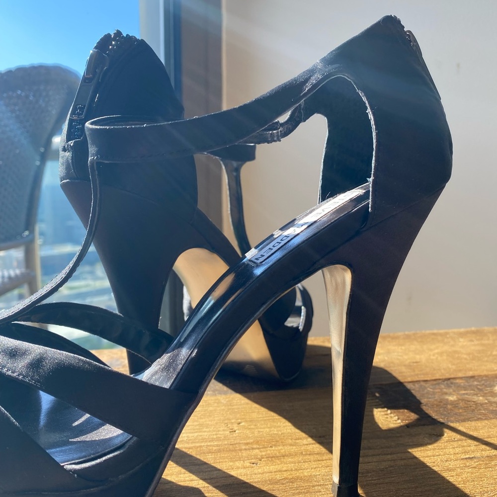Steve Madden Satin Summer Sandal. Size 10!